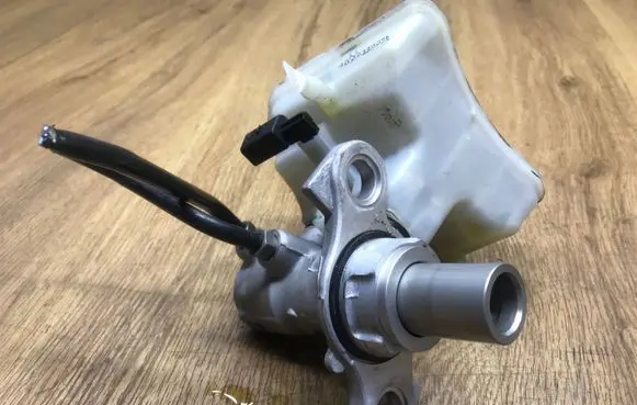 Porsche Macan (95B) Master brake cylinder 8W0611301