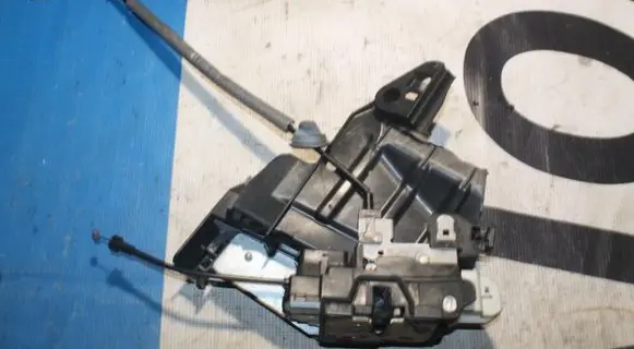 Volvo V40 Front door lock 932634103