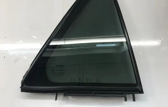 Toyota Avensis T270 Rear vent window glass 6812305110 6818805070