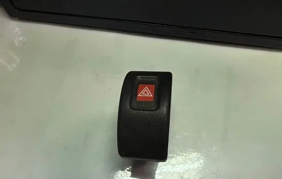Opel Astra G Hazard light switch 90561384 90437427