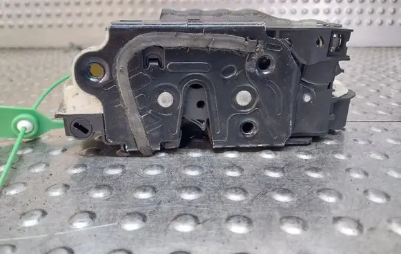 Volkswagen Scirocco Front door lock S26372307 5N1837016E