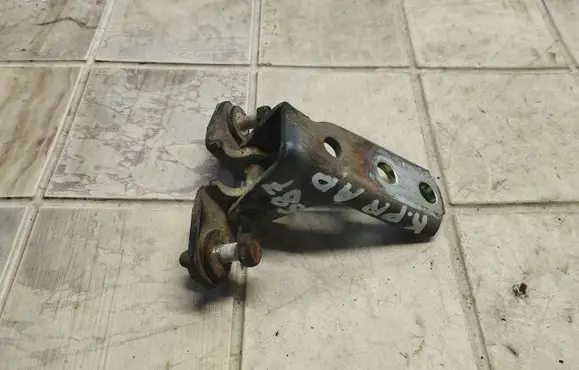 Mitsubishi Grandis Front door lower hinge 