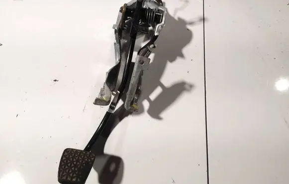 Opel Zafira B Brake pedal 