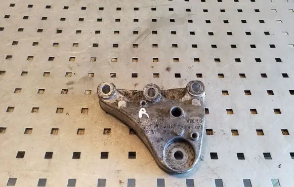 Volkswagen Polo IV 9N3 Engine mounting bracket 6Q0199185R