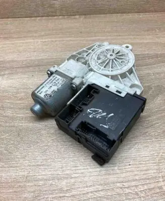 Volkswagen PASSAT B7 Front door window regulator motor 3C0959793C