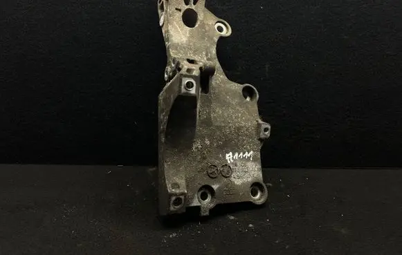 Skoda Octavia Mk2 (1Z) Generator/alternator bracket 038903143af