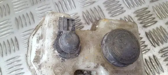 Brake fluid reservoir