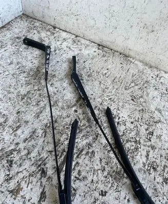 Volkswagen Touran II Front wiper blade arm