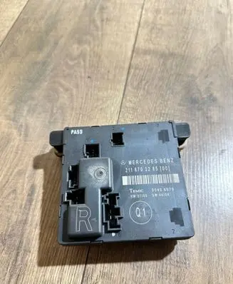 Mercedes-Benz E W211 Door control unit/module 2118703285 00406079