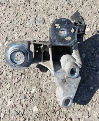 Engine mounting bracket