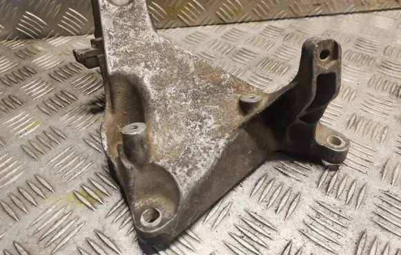 BMW 1 E81 E87 Engine mounting bracket 6760309