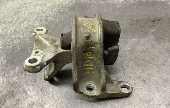 Honda CR-V Engine mount bracket
