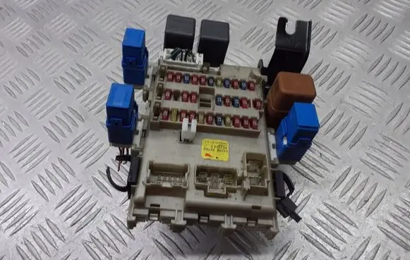 Nissan Primera Fuse box cover 24350AV700