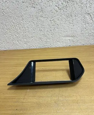 Mercedes-Benz E A207 Radio/GPS head unit trim A2076800336 F1675