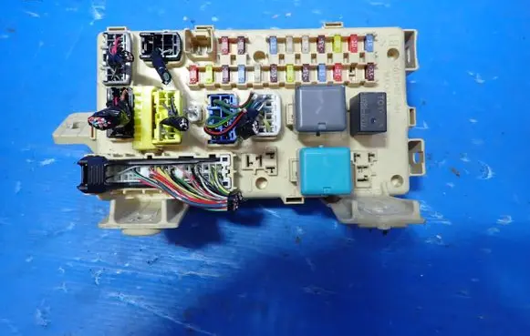 Toyota Avensis T250 Fuse box set 82641-05030 06101608475802 5410660397