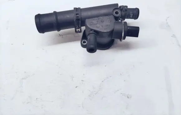 Volkswagen Touran I Engine coolant pipe/hose 038121132D