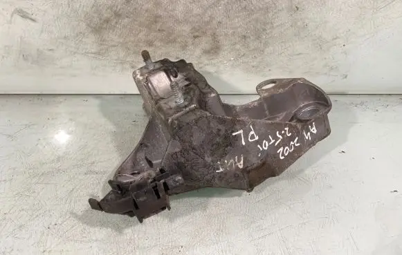 Audi A4 S4 B6 8E 8H Engine mounting bracket 8e0199352f