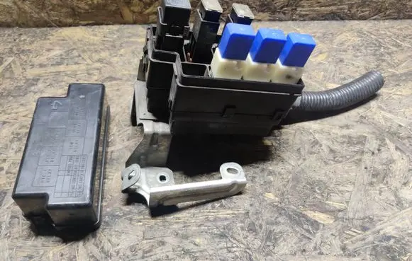 Infiniti Q70 Y51 Relay mounting block 1PT0C