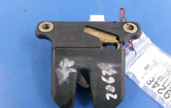 Audi A4 S4 B5 8D Tailgate/trunk/boot lock/catch/latch 8D5827505D