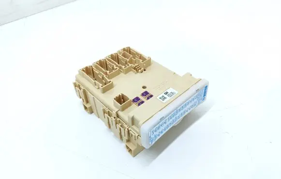 Toyota RAV 4 (XA40) Fuse module 6HA22Y9L2A 63586798 8273042811