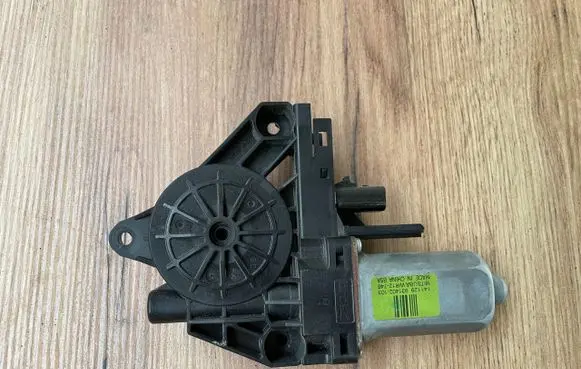 Jeep Grand Cherokee Rear door window regulator motor 931402103