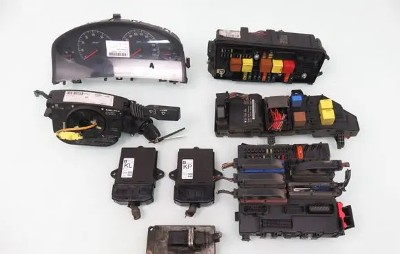 Opel Vectra C Engine control unit/module ECU 12572011 12571663AL 13112784