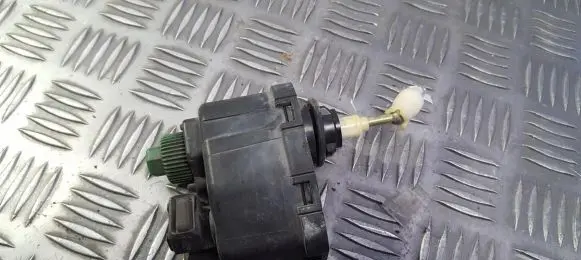Headlight level adjustment motor