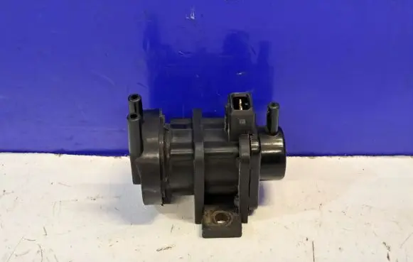Engine mount vacuum valve