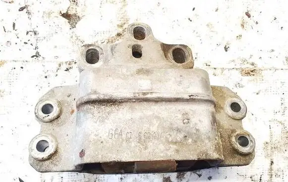 Volkswagen PASSAT B7 Engine mount bracket g64cz