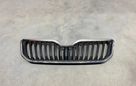 Skoda Yeti (5L) Front bumper upper radiator grill 5L0853668B