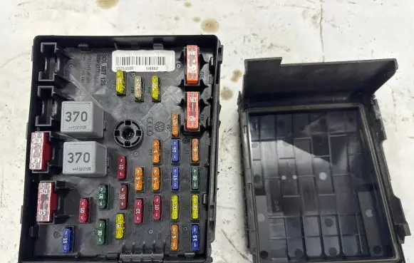Volkswagen PASSAT CC Fuse module 3C0937125 63592777