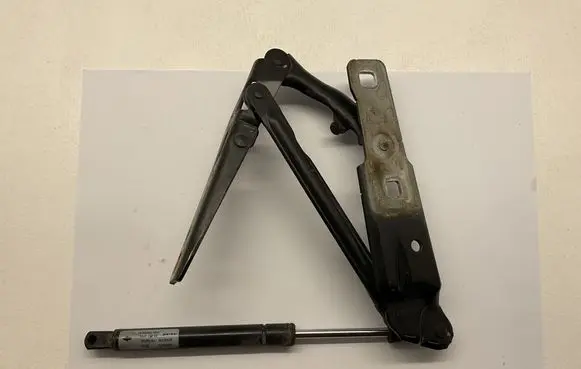 Engine bonnet/hood hinges