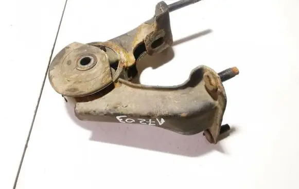 Toyota Avensis T250 Engine mount bracket