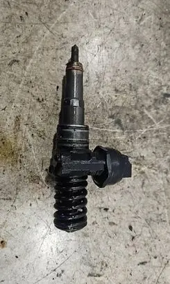 Volkswagen Golf V Fuel injector 038130073BN