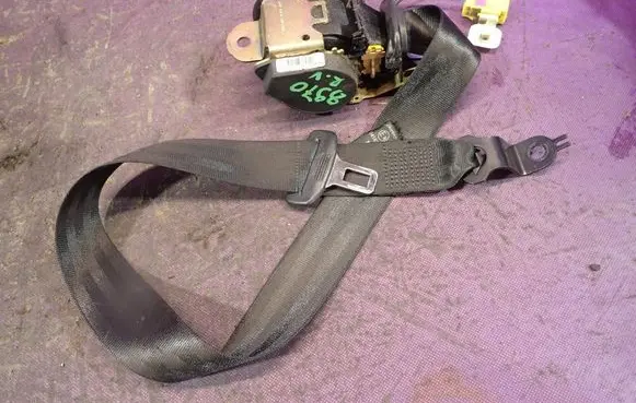 Volkswagen Polo Front seatbelt 