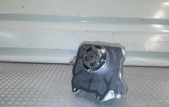 Opel Insignia A Vacuum pump 