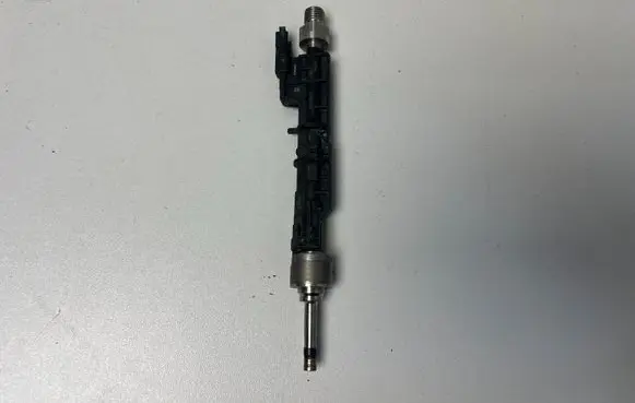 BMW M5 F90 Fuel injector 7852362
