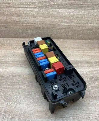 Opel Vectra C Fuse module 13172979 519067201