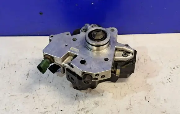 Volvo V50 Mechanical fuel pump 0445010111 8692521