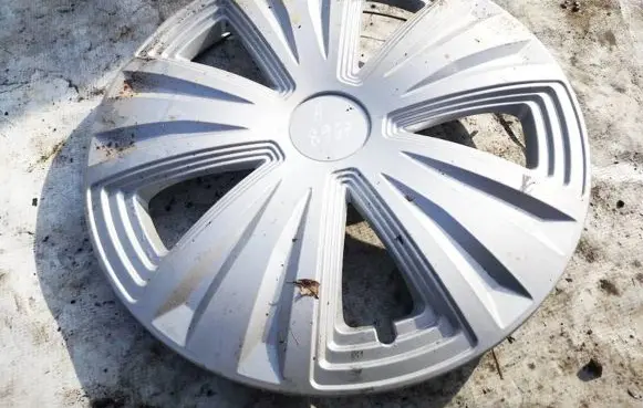 Toyota Yaris R15 wheel hub/cap/trim 
