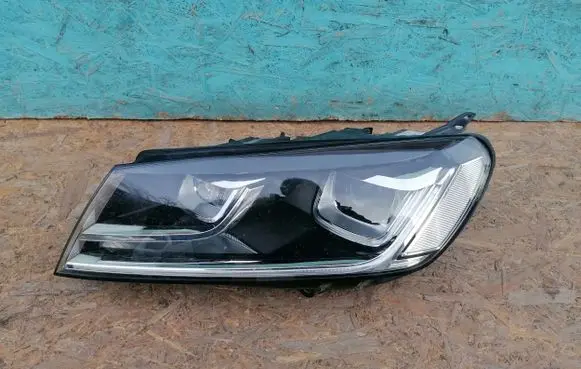 Volkswagen Touareg II Headlight/headlamp