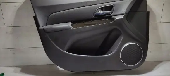 Chevrolet Cruze Front door card panel trim 95184511