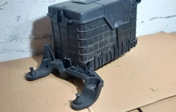 Volkswagen PASSAT B7 Battery box tray 1K0915333