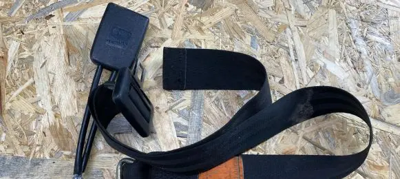 Volkswagen PASSAT B4 Middle seatbelt (rear) 357857713D