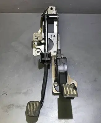 Accelerator throttle pedal
