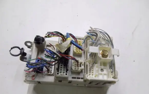 Toyota RAV 4 (XA20) Relay mounting block 8273342060
