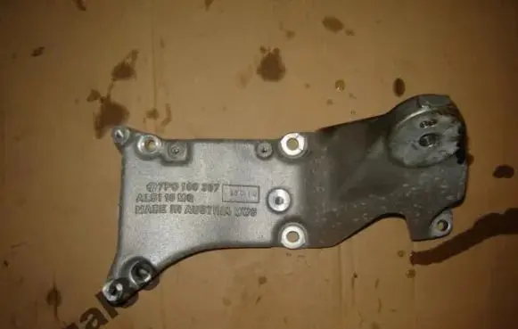 Volkswagen Touareg II Engine mount bracket