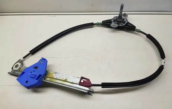 Rear door manual window regulator