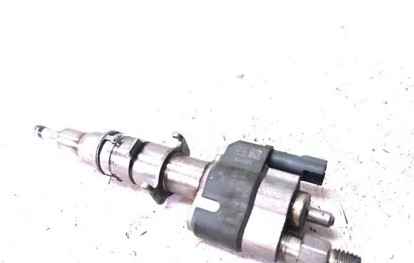 BMW 3 E92 E93 Fuel injector 13537589048