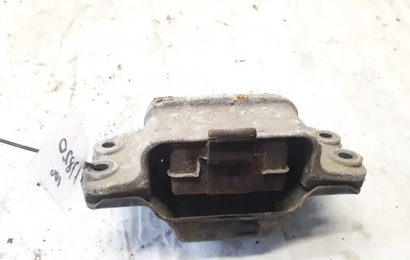 Skoda Octavia Mk2 (1Z) Engine mount bracket